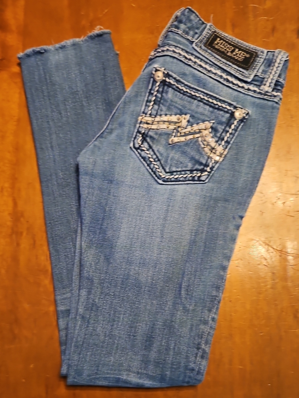 Miss Me Women's Medium Blue Skinny Jeans with Embroidered Back Pockets.